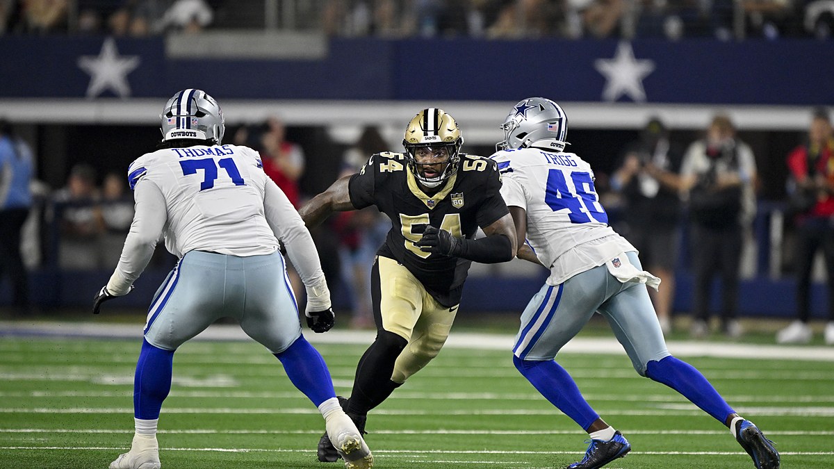 Dallas Cowboys offensive tackle Nate Thomas and tight end Michael Trigg close on New Orleans Saints linebacker Anfernee Jennings.