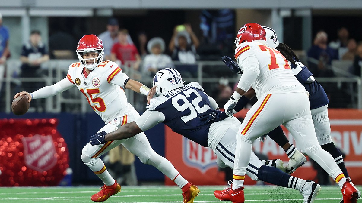Cowboys defensive tackle Quinnen Williams lunges at Chiefs quarterback Patrick Mahomes as he escapes the pocket