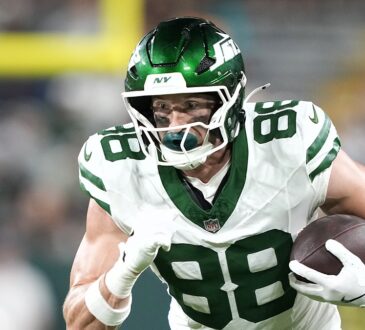 New York Jets tight end Zack Kuntz carries the football upfield after a catch at Lambeau Field.