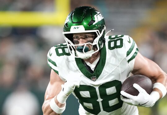 New York Jets tight end Zack Kuntz carries the football upfield after a catch at Lambeau Field.