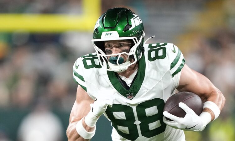 New York Jets tight end Zack Kuntz carries the football upfield after a catch at Lambeau Field.