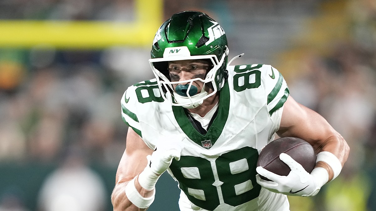 New York Jets tight end Zack Kuntz carries the football upfield after a catch at Lambeau Field.
