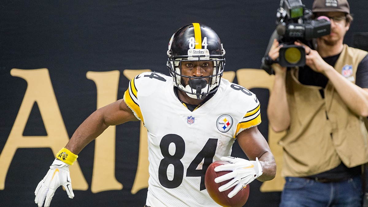 Pittsburgh Steelers wide receiver Antonio Brown carries the ball into the end zone against the Saints.