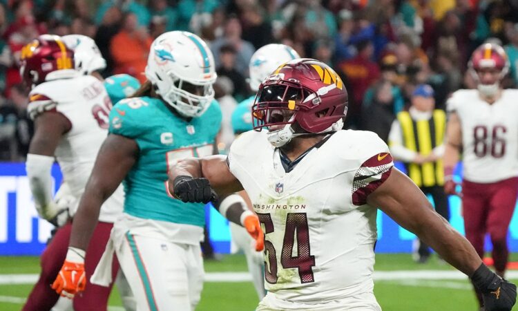 Commanders linebacker Bobby Wagner shouts and flexes after a play against the Dolphins.