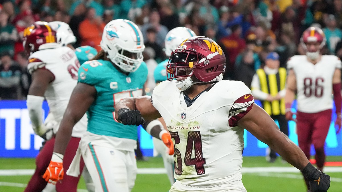 Commanders linebacker Bobby Wagner shouts and flexes after a play against the Dolphins.