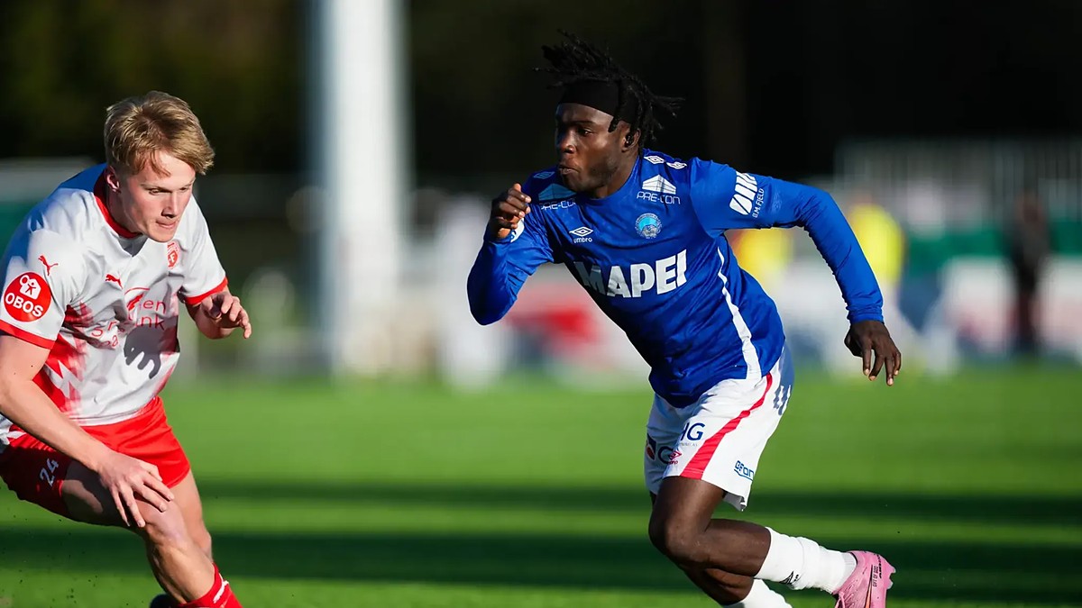Kongsvinger winger Daniel Job pushes past a defender during an OBOS-ligaen match.