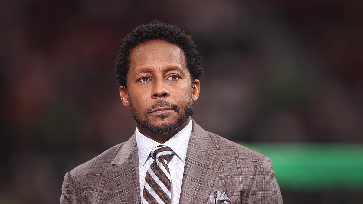 Alt Text: ESPN analyst Desmond Howard wears a headset microphone on the broadcast set before a College Football Playoff game.