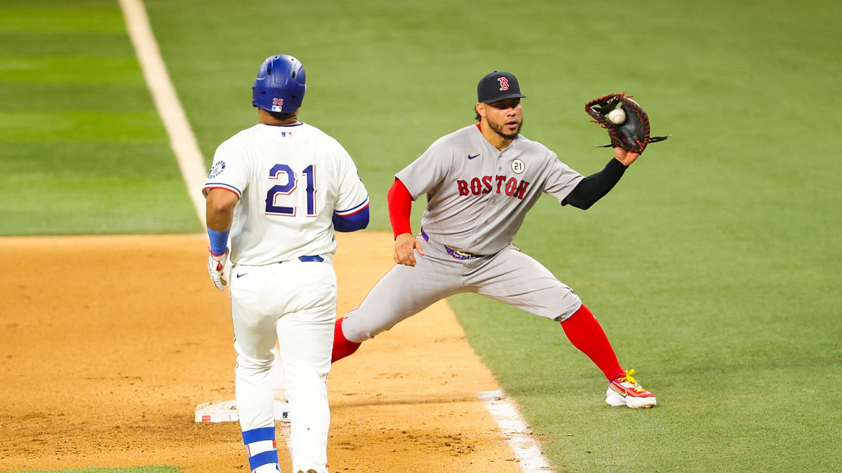 Red Sox first baseman Willson Contreras stretches to take the throw as Elias Díaz reaches the bag.
