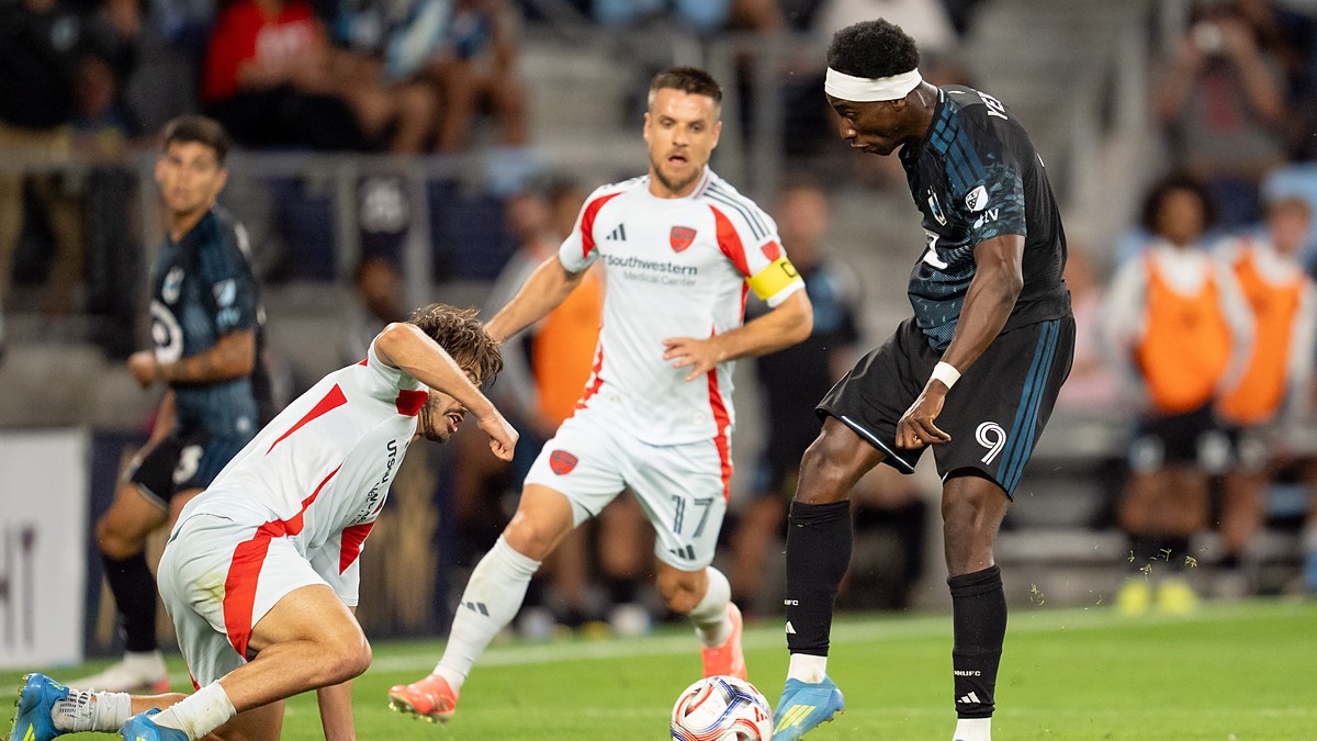 Minnesota United forward Kelvin Yeboah strikes the ball as FC Dallas midfielder Ran Binyamin slides in to block.