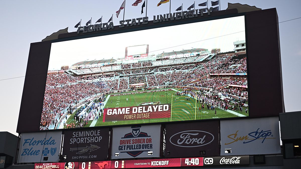 A stadium videoboard reads Game Delayed, Power Outage above a kickoff countdown before SMU plays Florida State.