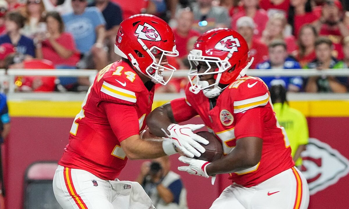Then-Kansas City Chiefs running back Emari Demercado takes a handoff from quarterback Garrett Nussmeier.