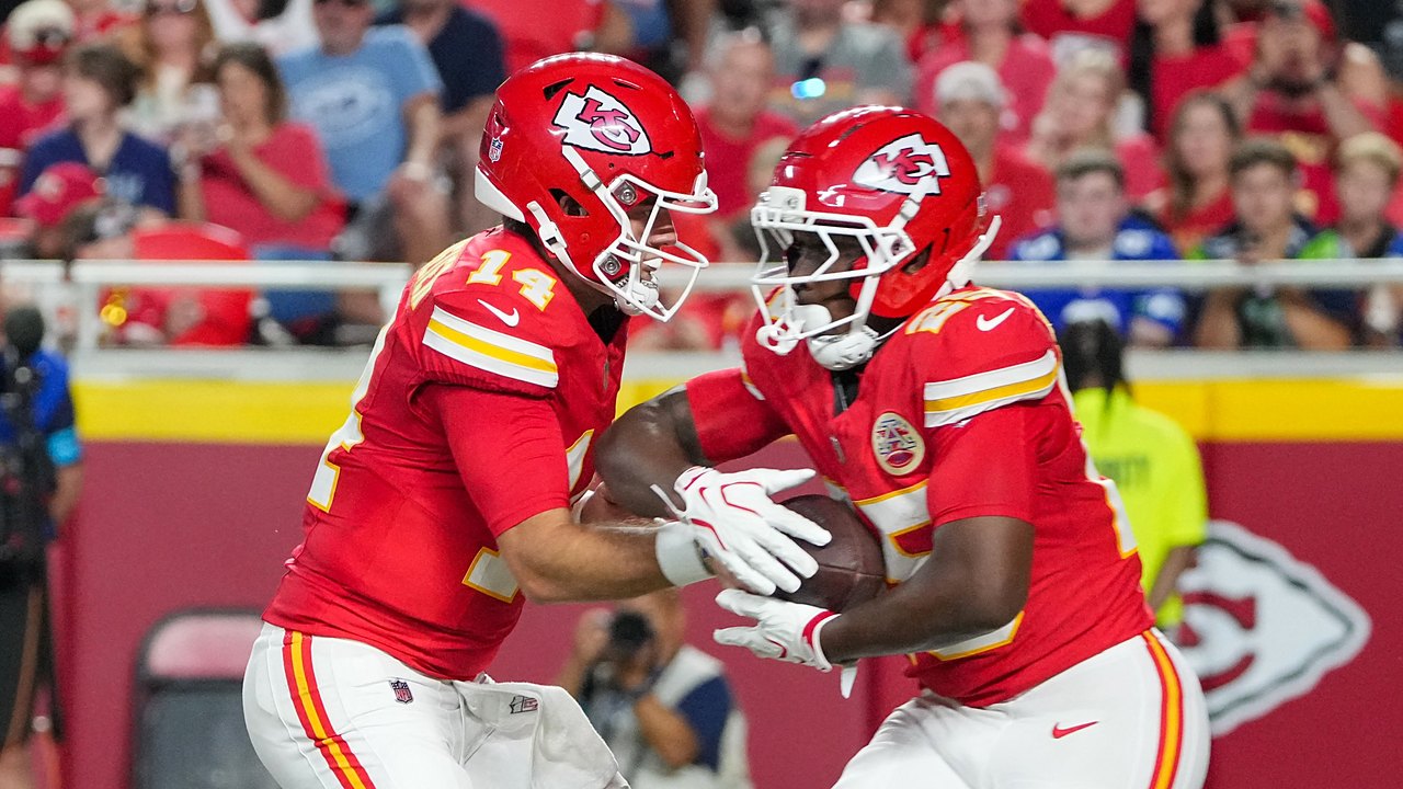 Then-Kansas City Chiefs running back Emari Demercado takes a handoff from quarterback Garrett Nussmeier.