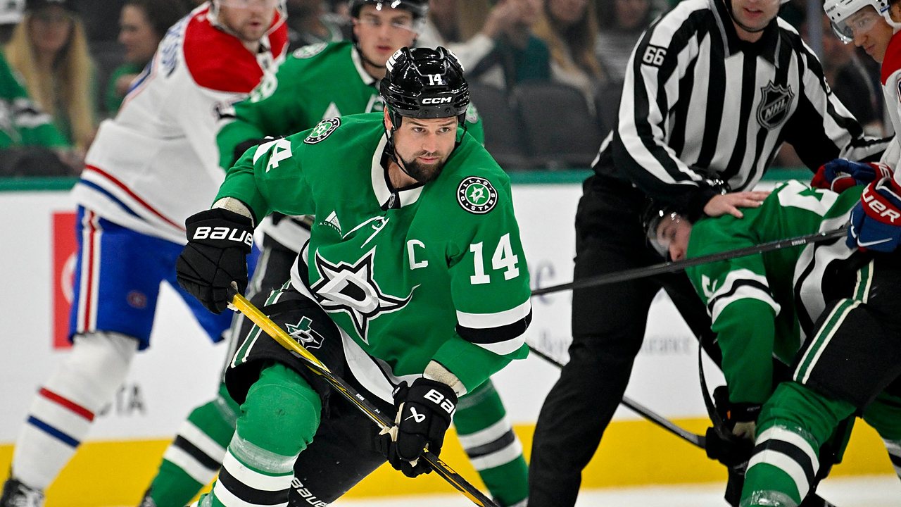 Stars left wing Jamie Benn, wearing the captain’s C, skates toward the puck against the Canadiens.