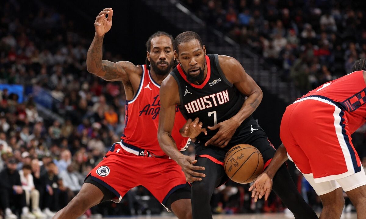 Los Angeles Clippers forward Kawhi Leonard and guard James Harden force Houston Rockets forward Kevin Durant to turn the ball over at Intuit Dome.