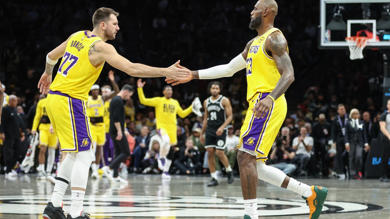 Luka Dončić and LeBron James during a Lakers-Nets game