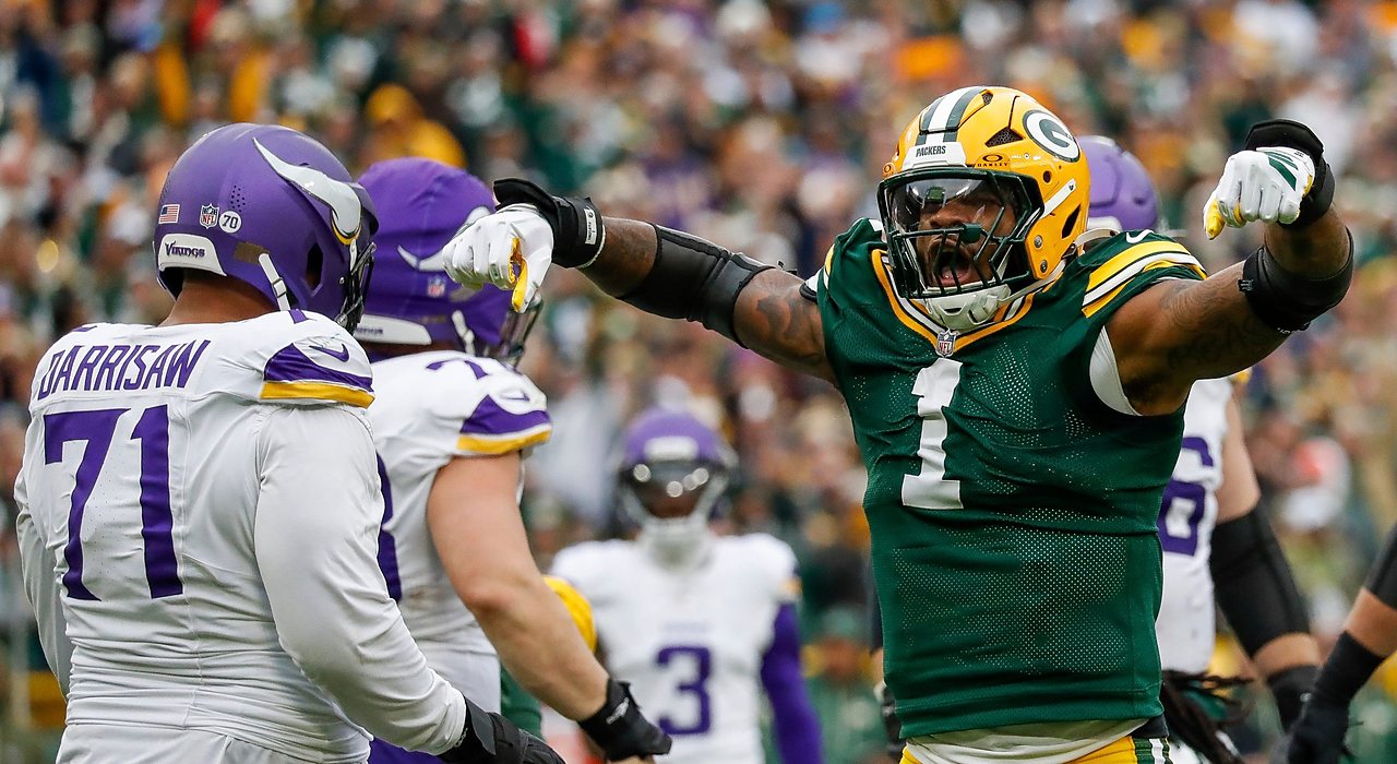 Packers defensive end Micah Parsons yells and points after a sack as Vikings left tackle Christian Darrisaw looks on.