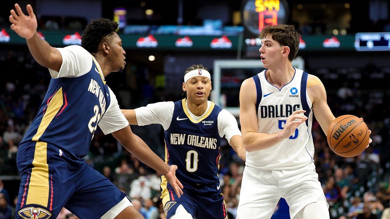 Dallas Mavericks guard Sergio de Larrea holds the ball as Pelicans guard Jeremiah Fears and center Derik Queen defend.