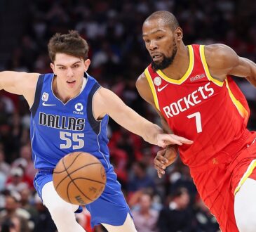Mavericks forward Sergio de Larrea chases a loose ball alongside Rockets forward Kevin Durant.