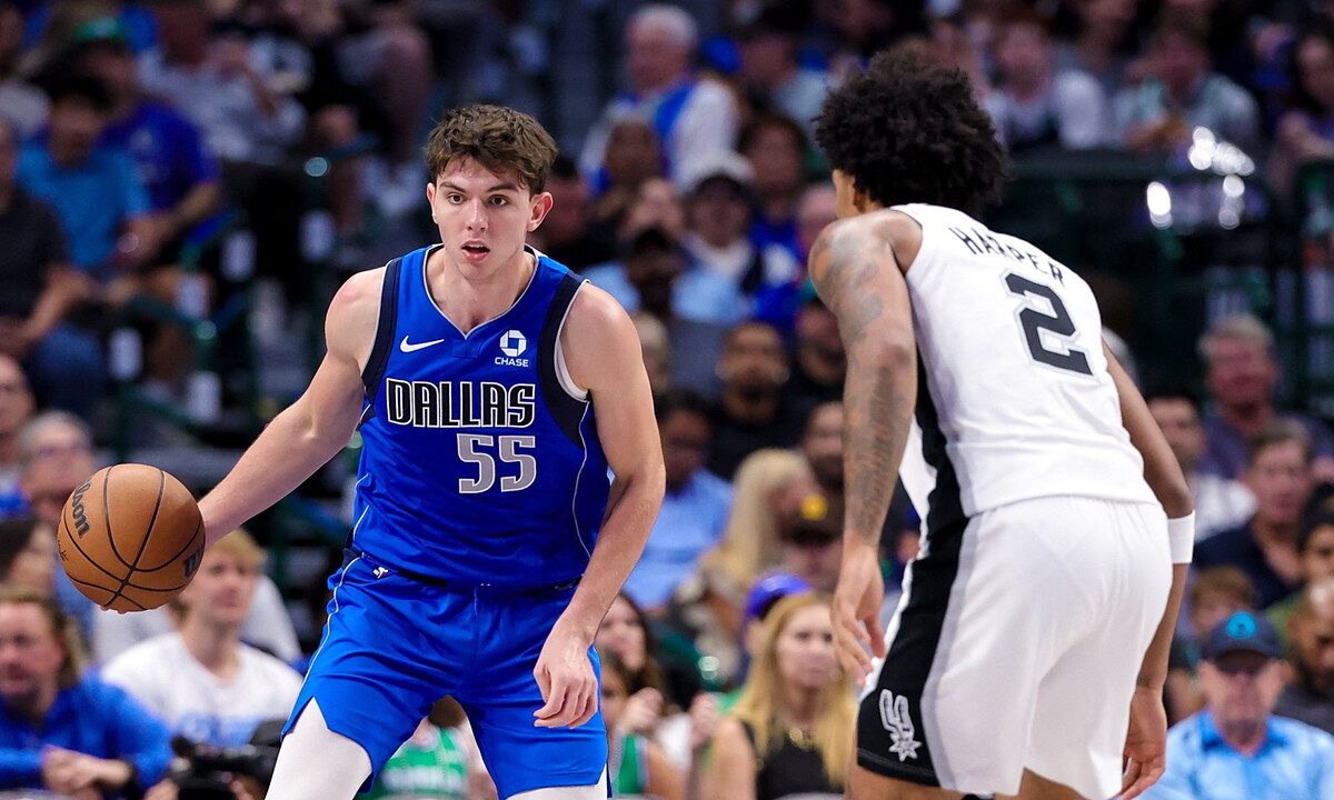 Dallas Mavericks guard Sergio de Larrea dribbles with his right hand as San Antonio Spurs guard Dylan Harper guards him.