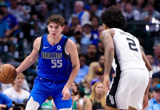 Dallas Mavericks guard Sergio de Larrea dribbles with his right hand as San Antonio Spurs guard Dylan Harper guards him.