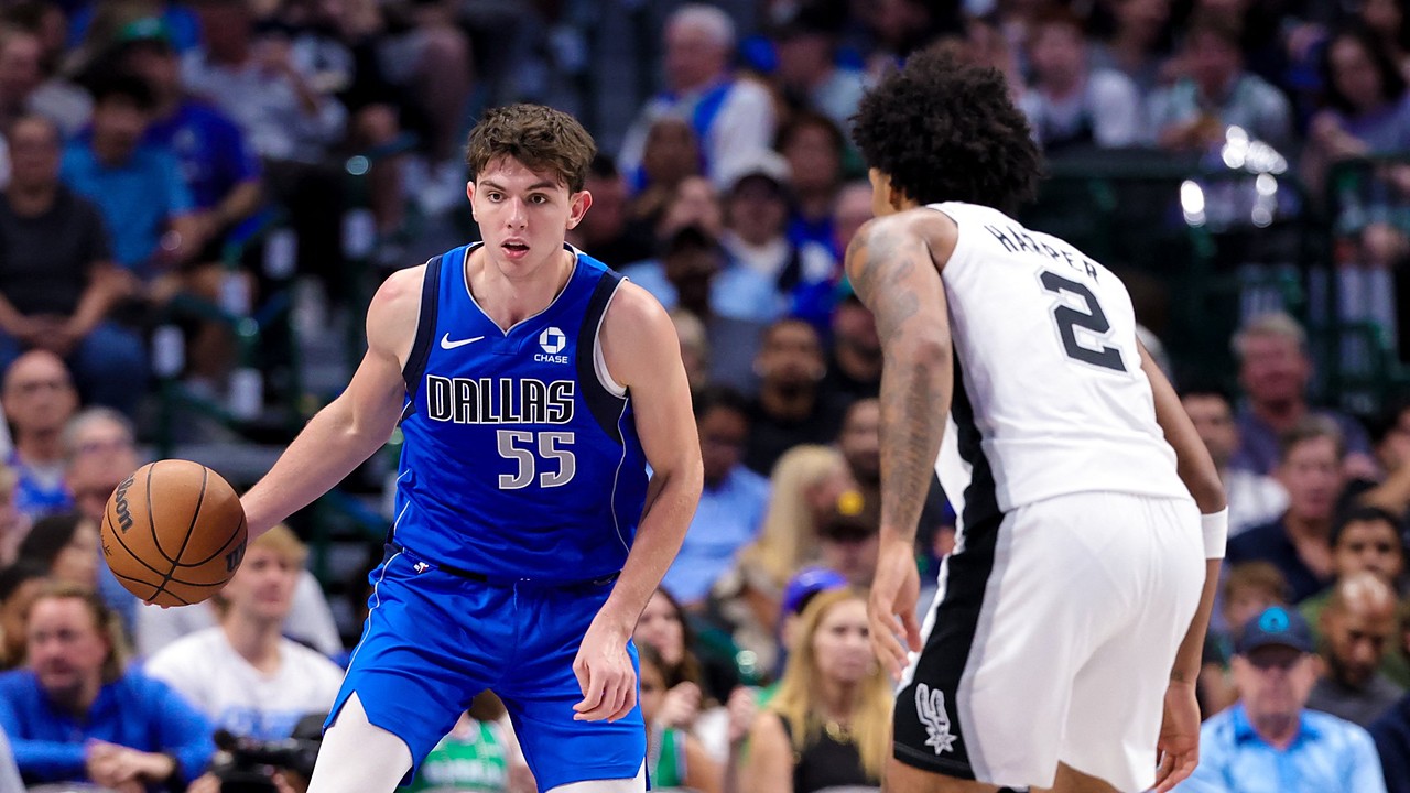 Dallas Mavericks guard Sergio de Larrea dribbles with his right hand as San Antonio Spurs guard Dylan Harper guards him.