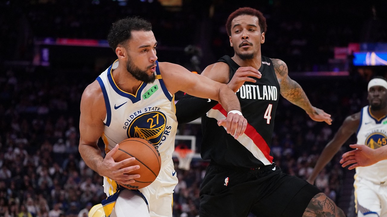 Golden State Warriors forward Tyler Burton drives with the ball as then-Portland Trail Blazers forward Jeremy Sochan defends.