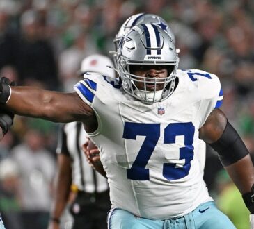 Cowboys guard Tyler Smith extends his right arm to block an Eagles defender at the line of scrimmage.