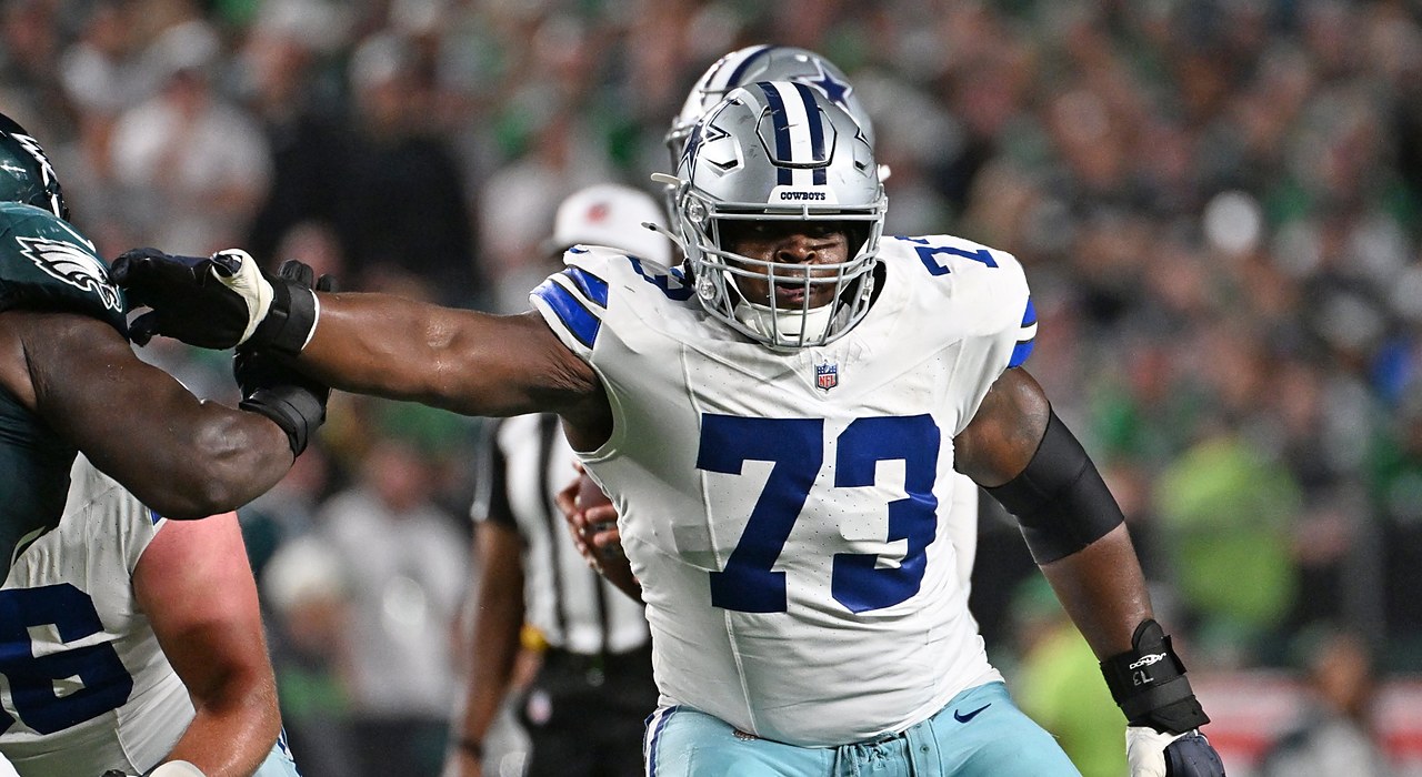 Cowboys guard Tyler Smith extends his right arm to block an Eagles defender at the line of scrimmage.